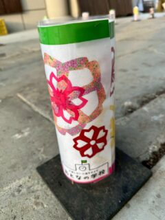 こんにちは✨おとなの学校花園校です🌸
先日の工作で作成した灯籠が、3月28日に行われた
本妙寺桜灯籠まつりに並びました〜👏♡
灯りがつくと幻想的でとっても素敵でした🥰

まだまだ桜は満開🌸！
お花見シーズンですね☺️✨
皆様はお花見いかれましたか？

#おとなの学校 #おとなの教科書 #おとなの学校花園校 #桜灯籠祭り