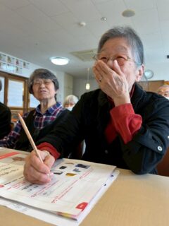 こんにちは✨おとなの学校花園校です🌸
本日の授業は大盛り上がり🤣
洗濯の話題では、子供の頃は川で洗濯してましたよー！
こんなたくさん洗濯物を持って洗濯に来ていたお母さんを見ました！
どこの川に行っていたか地図で教えてくださる生徒様🧑🏻‍🎓
お腹を抱えて笑う生徒様😆✨
今日も楽しかった〜と3人で盛り上がる生徒様🤗
笑い声いいですね〜☺️♡

#おとなの学校 #おとなの教科書 #おとなの学校花園校 #洗濯板 #川に洗濯