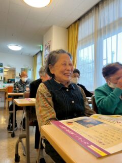 こんにちは✨おとなの学校花園校です🌸
本日の授業は音楽〜🎶
木綿のハンカチーフ✨
恋人を見送った事はありますか？
恋人はいましたか？☺️
と、生徒の皆様は初恋を思い出し...♡
キラキラされていました🥰
初恋の人は名前は絶対忘れんよー！
アルバムがあったけど...主人に内緒で隠してた！
などなど内緒話も🤫笑
ニヤニヤが止まらない授業でした😁

#おとなの学校 #おとなの教科書 #おとなの学校花園校 #木綿のハンカチーフ #初恋