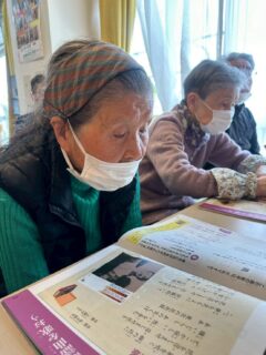 こんにちは✨おとなの学校花園校です🌸
本日の授業は音楽〜🎶
懐かしい！あー知ってる！
と、大合唱🤗！
誰かに薔薇をもらった事ありますか？
ありますよー🙋♡主人に🌹
たくさんもらいました🥰などなど
素敵な話題となりました✨

#おとなの学校 #おとなの教科書 #おとなの学校花園校 #音楽 #東京の花売り娘