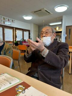 こんにちは✨おとなの学校花園校です🌸
本日の授業は、スズメについて🐥
子供の頃は、空気鉄砲でスズメを仕留めてました！
もうウグイスが鳴き始めましたね〜🌸
ホーホケキョ😗とお上手👏

今年度も花園校のインスタをチェックしていただきありがとうございます😊♡
明日から4月！さらにさらに盛り上がりましょう😆

#おとなの学校 #おとなの教科書 #おとなの学校花園校 #スズメ #ウグイス