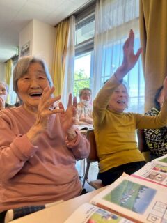 こんにちは✨おとなの学校花園校です🌸
本日の授業は、国語✏️
ことばパズル🧩色々な言葉を繋ぐと...
『しんちゃ』となりました🍵
と、いうことで♡
今から新茶会をしまーす🙋♀️!
美味しいお菓子と美味しい新茶をいただきました🥰
おかわり!もう一杯!
止まらなくなる美味しさでした🍵✨
#おとなの学校 #おとなの教科書 #おとなの学校花園校 #新茶