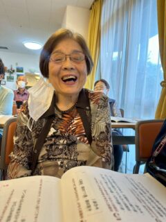 こんにちは。おとなの学校🏫花園校です✨
本日は、社会の授業で昭和の職業をしました!
畳屋さんの写真では、
👩🎓そうそう!家の前で畳の張り替えしてくれてました!懐かしい〜
👨🎓畳と女房は、新しい方がいいと言いますねぇ〜
🧑🎓女房だって畳と旦那は新しい方がいいよねぇ〜
って😆え?喧嘩始まる?🤛笑
皆様で大爆笑😂でした!
たくさん笑ったあとは、真剣に美術も…
塗り絵ってすごく集中できますよね〜
🧑🎓目が疲れたけど、楽しかった!完成まであと少し!
今日も1日よく笑いよくしゃべり、よく学びました🩷
#おとなの学校
#おとなの学校花園校
#塗り絵