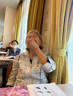 こんにちは✨おとなの学校花園校です🌸
本日の授業では、迷路に挑戦✏️
難しかー🤔ぎゃんいって、ぎゃん曲がって〜
こぎゃん行くとよかたい!と、熊本弁炸裂😂
今日も盛り上がりました♡
#おとなの学校 #おとなの教科書 #おとなの学校花園校 #迷路 #熊本弁