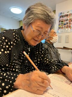 こんにちは。おとなの学校花園校🏫です✨
本日は、英語の授業や国語の書写の授業でそれぞ笑顔☺️
真剣に文字を書きながらもニコッといただきました😊👌
🧑🎓ひらがなって漢字を書くより難しいわよね〜
👩🎓サンシャイン!でも今日は雨だねー!
と。台風🌀も来るのかな?と、心配しつつ、
本日も笑いが溢れる花園校でしたっ!
#おとなの学校
#おとなの学校花園校
#笑顔