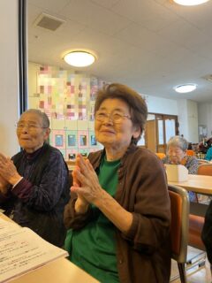 こんにちは✨おとなの学校花園校です🌸
9月ラスト〜
どんな1か月でしたか?
誕生日月でした🙋♀️♡
なのでハッピーな1か月でした🥰
と、朝から素敵な話題で始まった花園校
日付を確かめながらやってないページをみなさまで終わらせましたっ♡
タバコは、昔はどこでも吸えたんですね〜
🧑🎓映画館🎞️でも、電車の中でも吸ってましたよ
これには、私達がびっくりしました!
👨🎓昔は、お父さんにタバコのお使いを頼まれてましたー!タバコ屋のおばちゃんが偉いねっ!て飴をくれててそれが美味しかったです!
👩🎓よくお使いしてました〜懐かしいです✨
昔話にも花が咲きました!
明日から10月!どんな楽しいお勉強がまっているか待ち遠しいです😄🩷
10月も気合い入れていきますよー💪
#おとなの学校 #おとなの教科書 #おとなの学校花園校 #誕生日 9月