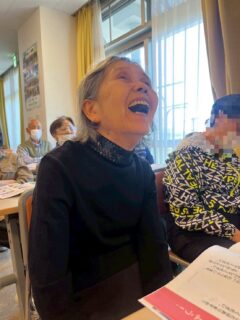 こんにちは✨おとなの学校花園校です🌸
月曜から授業は盛り上がっております😁
紙芝居屋さんは自転車に乗ってきよらした!
自転車に乗れますか?
乗れますよー!どこまっでんいきよったー🙋
まだまだ元気なら東京までいこごったんねー😆
と、熊本弁炸裂な4時間目となりました♡
#おとなの学校 #おとなの教科書 #おとなの学校花園校 #自転車 #熊本