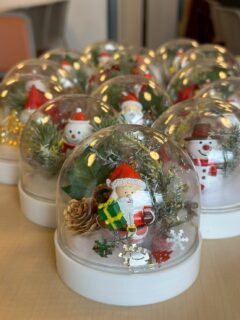 こんにちは。おとなの学校花園校です🏫
今日の熊本は寒い朝でした⛄️❄️
寒さに負けず今日も元気な花園校のお客様👩‍🎓
クリスマス🎄先取りの工作をしました〜
名付けて…無水スノードーム🎅✨
いつもニコニコな生徒様ですが、すごく真剣にパーツを選んで
作成されました🫶
ひとりひとり違った可愛さで、お互い褒めあって照れあって…💕

👩‍🎓玄関に飾ろうかな？
👨‍🎓ひ孫に、やろうかな？
👩‍🎓まずは、娘に見せてからお部屋に飾ります♡
みなさま、飾る場所を考えながらニコニコ☺️されていました！

花園校から一足早いクリスマスの話題でしたっ😀❤️

#クリスマス
#スノードーム
#おとなの学校
#おとなの学校花園校
#おとなの教科書
#熊本
#熊本デイ
#介護しない介護
#工作
#図工
#サンタ