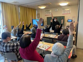 こんにちは✨おとなの学校花園校です🌸
本日の授業は、よく手が挙がるあがる⤴︎
体育の授業でした。
授業参観で親御さんにいいとこ見せるため
普段あげない手を挙げて発表してました！🙋‍♀️
おー素晴らしい😆
毎日日直したいかた！♡
はーい🙋と盛り上がりました😄

#おとなの学校 #おとなの教科書 #おとなの学校花園校 #授業参観 #体育