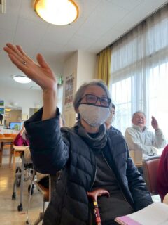 こんにちは✨おとなの学校花園校です🌸
本日の授業は季節の食材や風物について
冬といったら...こたつにみかん🍊
みかん大好きです♡と、いうことで
みかんをみんなで食べちゃいました😋！
お尻から剥くといいよ！揉むといいよ！
甘〜い🥰とみかんを堪能されていました🍊
これにこたつがあったら最高ですね！😆

#おとなの学校 #おとなの教科書 #おとなの学校花園校 #みかん #理科