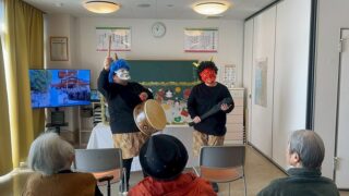 こんにちは。おとなの学校花園校です🏫
本日は、節分👹
節分といえば、花園校の一大イベントです🥰✨
今年は、豆まきではなく…射的🎯鬼退治👹！
皆様、狙って狙って…マイナス１００点😭
1,000点に見事的当てできた生徒様も…♡
難しい人生徒様は、鬼と一緒に笑
盛り上がりました〜
午後からは、本妙寺の節分イベントに参加。
しっかり健康をお祈りしてまいりました！
今年も自分の中の悪い鬼を退治して、元気に過ごしましょう〜✨
#おとなの学校
#おとなの学校花園校
#節分
#鬼退治
#本妙寺