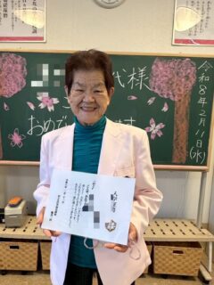 こんにちは。おとなの学校花園校です🏫✨
本日は、素敵なお客様の入学式🌸
ありがとう♡と感動の涙も🥹🫶
とにかく元気いっぱい！
初日から給食当番もお皿拭きもササっとしてくださいました！
昼休みには、割り箸タワーで女学生並みの大盛り上がり！
あ、女学生でしたっ！(=´∀｀)
これからますます賑やかな水曜日になりそうです♡
#おとなの学校
#おとなの学校花園校
#おとなの教科書
#入学式
#給食とうばん