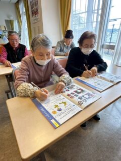 こんにちは。おとなの学校花園校です🏫✨
本日の授業は、教科書を開く前から大爆笑！
オリンピックあってますね〜！
皆様、見てますか？寝れていますか？笑
👩‍🎓はーい！結果だけ朝から見ています！
👨‍🎓熊本であるなら、出るけどなー🤣
皆様が若い頃していたスポーツの話題に…
バレーボール🏐テニス！弓道！卓球🏓！マラソン！🏃‍♀️
皆様フォームの披露の場となりました！
そして、我らが浦田先生の突然始まる
クイズ！私のしていたスポーツは、なんでしょうモノマネ。
👩‍🏫うわー飛ばしすぎました！阿蘇まで飛んで行ったみたいです。
の言葉に、すかさず
👨‍🎓あっそ！（阿蘇）！
のツッコミ
真剣に問題を解きながらも笑い話に花が咲いたいちにちでした〜🫶
#おとなの学校花園校
#おとなの学校
#マラソン
#熊本デイサービス