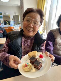 こんにちは。
おとなの学校花園校です🏫✨
みなさま、ハッピーバレンタイン💘
本日の花園校は、音楽と図工で愛のこもったバレンタインカード作り♡
BGMは、もちろんバレンタイン♡キッス
みなさまの甘酸っぱい初恋話も…🫣🧡
チョコレートを渡す風習〜
みなさま貰ったことありますか？の質問には、

👨‍🎓僕は、義理でも貰ったことないよ！
👩‍🎓孫ちゃん、ひ孫ちゃんに明日あげます♡

みなさまそれぞれでした🫶
今日のおやつは、花園カフェ🍰
バレンタインスペシャルプレート！
今日1番の笑顔でペロリと完食でした☺️

#バレンタイン
#おとなの学校
#おとなの学校花園校
#ケーキ
#おとなの教科書
