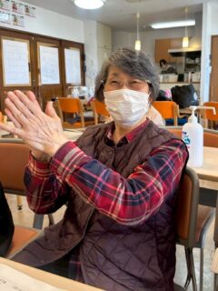 こんにちは。おとなの学校花園校です🏫✨
本日は、国語　早口言葉でした！
みなさま、悪戦苦闘！
タラバガニ！焼きタバルガニ！？え？田原坂？笑
高かったカタカタカタカターーーーき！！🤣🤣
中には、名アナウンサーな滑舌👅の生徒様も♡
肩たたきの話題になり、自作の肩たたき器を作ってる生徒様もいらっしゃいました！
研究に研究も、重ねて今まで何十個も作ったそうです✨🥹！
色々なお話が出てきました〜
本日もたくさん笑った幸せな1日でした🥰❤️
みなさま、ありがとうございました。
#おとなの学校
#おとなの学校花園校
#おとなの教科書
#早口言葉
#肩たたき