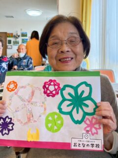 こんにちは。おとなの学校花園校です🏫🌸
本日は、28(土)に本妙寺で開催される桜灯籠の灯籠作りをしました！
皆様、思い思いに折り紙で飾りを作っていました〜🥰❤️

🧑‍🎓桜咲くのかな…？本妙寺には、よくお花見にいっていました♪
👩‍🎓私は、花岡山で花見に行っていましたよ
👨‍🎓熊本城の御幸坂！ビールで乾杯🍻
👩‍🎓学校の桜は、来週かなー？
作品を作りながら皆様話もつきませんでした！
土曜日本妙寺にお越しの方は、花園校の灯籠探してみて下さい🥹✨

#おとなの学校
#おとなの学校花園校 
#本妙寺桜灯籠
#花見
#桜