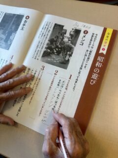 こんにちは。おとなの学校🏫花園校です✨
本日は、昭和の遊び🤹
もう…話が止まりません!
👨🎓メンコ!私は強かったですよー!
👩🎓女の子は、お手玉ですよ。5個でも6個でもしてました〜✨
👩🎓懐かしい〜😊
などと…色々な昔遊びで盛り上がりました😘
メンコには、それぞれ呼び方があったようで、ぱっちんだったり、パンパンだったり皆様色んな呼び方やルールを教えてくださいました😊🫶
#おとなの学校
#おとなの学校花園校
#お手玉
#昔遊び
#授業