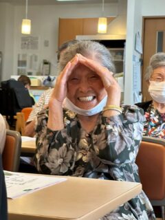 こんにちは😃おとなの学校花園校🏫です✨
本日は、朝から祭りについてのお勉強!
👩🎓私は20代の頃に、阿波踊りを踊りに行ったことがあります♪
🧑🎓私は、近所の盆踊りは先陣切って踊ってましたよ!
🧑🎓私は、火の国祭りかな〜!
踊っていただこうと思いましたが、恥ずかしがり屋な生徒様方でした🩷
午後は、夏に大活躍!
と、いうことで蚊取り線香やてんか粉について…✏️
👨🎓今の蚊取り線香は、いい匂いがしますね〜♡
👩🎓蚊取り線香は、夏☀️という感じがしますね!
皆様たくさんお話し聞かせてくださいました🥰✨
まだまだ暑いですが、元気な花園校でした♡
#おとなの学校
#おとなの学校花園校
#蚊取り線香
#阿波踊り
#夏
