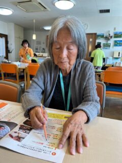こんにちは✨おとなの学校花園校です🌸
本日は家庭科👨‍🍳
大学いもを作ろう🍠
作り方を確認して...✏️

昔、子どもに作ってあげてました🙋‍♀️
母が芋料理得意でした🙋‍♂️

そして...調理開始！
お芋を切って、炒めて、混ぜて🌀
美味しい大学いも完成👏

#おとなの学校花園校 #調理実習 #大学いも #おとなの教科書
