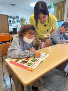 こんにちは✨おとなの学校花園校です🌸
本日の授業は、ことばパズル🧩
麻雀はしたことありますか？
ありまーす🙋‍♂️
麻雀が好きで誕生日に麻雀柄の靴下をもらいました♡
素敵なお話聞かせていただきました☺️

#おとなの学校 #おとなの教科書 #おとなの学校花園校 #ことばパズル #麻雀
