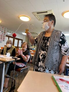 こんにちは✨おとなの学校花園校です🌸
本日、5月14日はけん玉の日🧶
授業前に、けん玉に挑戦!おっ!おぉー👏
お上手でした♡
授業では、川で遊んでいた話題となり
気に登ってたら川に落ちて...川は苦手です😂
学校から帰ったら川に飛び込んでました!
と、今日は川遊びしたくなるほど暑かった熊本でした✨
#おとなの学校 #おとなの教科書 #おとなの学校花園校 #けん玉 #川