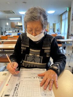 こんにちは✨おとなの学校花園校です🌸
本日、5時間目に硬筆の授業をおこないました✏️
普段は笑いたくさんの授業ですが...
この時間は生徒の皆様真剣！
内が付く言葉は？
内気　内側　内緒...🤫♡

おとペンくんボールペン当たりますように🤗

#おとなの学校 #おとなの教科書 #おとなの学校花園校 #硬筆 #内の付く言葉