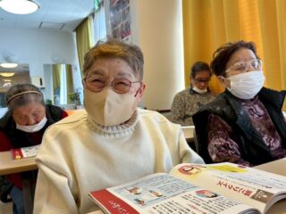 こんにちは。おとなの学校花園校です。🏫✨
本日は、なぜ、玉ねぎ🧅を切ると涙が出てくるの？
で、大笑い🤣！
👩‍🎓うちの孫は、ゴーグルをつけて切っていました！
👨‍🎓割り箸を加えて切ると涙が出ないと聞いたことがあります！
ええええ！😳
👨‍🎓そがんと、気合いたぁぁぁ！
👩‍🎓冷やしてもいいと言いますね！
みなさま色々な工夫をされていました🫶
みなさまは、なにか工夫されていますか？
別の授業では、肩こりのお勉強✏️
👩‍🎓気のもちようかな？
👨‍🎓母親の肩を叩いていました〜！
👩‍🎓子どもからもらった肩叩き券、大事にいまでも取っています🥺♡
本日も素敵なお話をたくさんありがとうございました！

#おとなの学校花園校
#玉ねぎ
#おとなの教科書
#熊本デイサービス
#ゴーグル