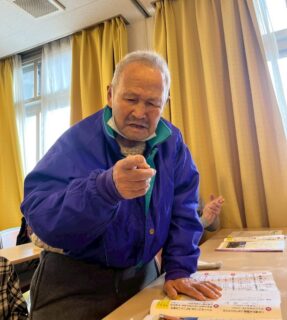 こんにちは。おとなの学校花園校です🏫✨
本日は、いろいろな授業で面白いお話がたくさん飛び交いました！🤣
学校での思い出は？
👩‍🎓元気が良すぎたからいつも先生に注意されていました！
👨‍🎓毎日、バケツ持って廊下に立ってたのが懐かしかぁー笑
👩‍🎓俺は、学級委員長でした。顔見たらそんな顔しているでしょう？
笑笑笑笑
👩‍🎓私は、お利口で怒られたことは、一度もありません♡
音楽の授業では、水戸黄門を歌いました！
合いの手や、伴奏付き！😆
本日もたくさん笑って賑やかな1日でした🥰🫶
#おとなの学校
#おとなの学校花園校
#水戸黄門
#学校
#熊本デイサービス