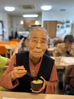 こんにちは。おとなの学校🏫花園校です✨
先生がハチマキをして教壇に立ったので、皆様ソワソワ。
👩🎓え?運動会?
🧑🎓え?なんか始まる?!
本日は、ニッポンのロングセラー出前一丁について🍜
みなさま食べたことあると思っていましたが、意外にも3名様食べたことがない方がいらっしゃいました!
👨🎓僕は、チキンラーメンが大好きだから他のは食べたことないんです!
と、熱烈なチキンラーメンファンも…🫶
秘伝のごま油…かわいいキャラクター…
中華麺…
あああああー!食べたい🤤!
と、言うことで、作りました🩷
👨🎓チキンラーメンもいいけれど、この懐かしい味もイケるね〜🥰🫶と、合格いただきました!
👩🎓ラーメンは、久しぶり♡
と、皆様ニコニコでペロリでした😋✨
たまには…いいですよね?🩷
#おとなの学校
#おとなの学校花園校
#ラーメン
#出前一丁