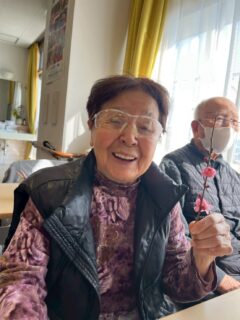 こんにちは✨おとなの学校花園校です🌸
本日の授業では、梅の花が咲いたっ話題に😆
花園校の梅の花も咲き始めいい香りが〜♡
花より梅の実がよか！梅酒に梅干し🙋✨

そして、おめでとうございます🥰
いつも周りをさりげなくフォローしてくださる
優しく安心感のある生徒様です👩‍🎓
お誕生日でした👏素敵な一年となりますように✨

#おとなの学校 #おとなの教科書 #おとなの学校花園校 #梅の花 #お誕生日