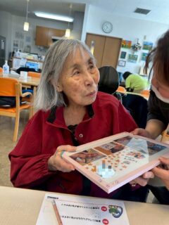 こんにちは✨おとなの学校花園校です🌸
歌が大好き！学校大好き！
いつも笑顔が素敵な生徒様のお誕生日でした！
ありがとう〜♡嬉しいね🥰誕生日が毎日でもいいよ！
と、喜んでいただきました✨

#おとなの学校 #おとなの教科書 #おとなの学校花園校 #お誕生日 #happy