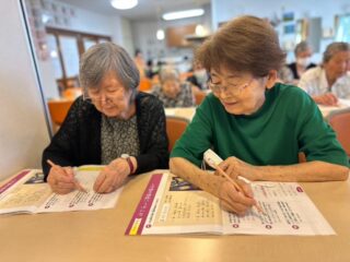 こんにちは✨おとなの学校花園校です🌸
授業中は真剣に問題を解かれます✏️
わからないところは教え合いながら😊
9月ラストスパートです🍂
今週も楽しんでいきましょー👏
#おとなの学校 #おとなの教科書 #おとなの学校花園校 #授業中