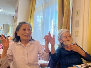 こんにちは。おとなの学校🏫花園校です✨
本日も元気ハツラツ!笑顔100点満点の花園校の生徒様方。
👩🎓最近過ごしやすい気候になって来ましたね!週末は息子にドライブに連れて行ったもらいました〜!
👨🎓昔飼ってた犬とよく散歩してました
と言って、身長が同じくらいのワンチャン🐕との2ショット写真を持ってきてくれたお客様!
愛犬の大きさも驚きでしたが、若かかりし頃の生徒様のよか男👨✨具合も素敵でした🩷
#おとなの学校花園校
#おとなの学校
#秋
#ドライブ