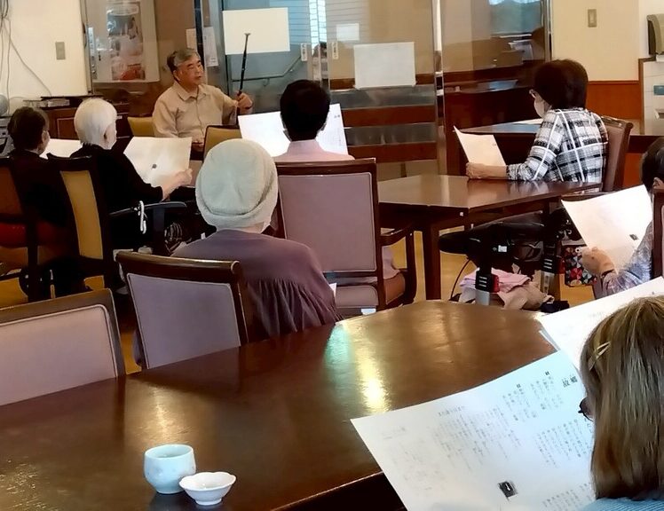 二胡の演奏で合唱する皆さま