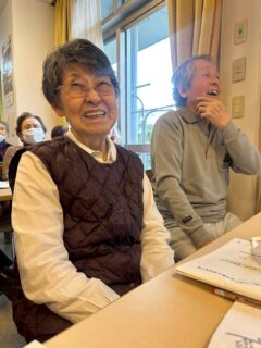 こんにちは。おとなの学校花園校です🏫
本日の授業は、特別ページ✨校長先生が考えた授業✏️です。
１１月号に錦戸校長教科書デビューしております♡
ぜひチェックください✅

天保山校、南青山校、塩谷校の校長先生と監修させていただきました！

生徒様方👩‍🎓🧑‍🎓錦戸校長先生すごーい！拍手👏
と、褒めた後に…
イラストの絵…なんか若いなぁ…ちょっとこれ可愛すぎない？…
えええええ😳‼️
まぁ、確かに…笑顔満点で若さ溢れる感じで可愛くてお願いしますとオーダーしましたが…笑

本物がいいです💕と、言ってくれる生徒様も…数…人…笑
賛否両論でした♡
給食の話では、
👩‍🎓コッペパンでした！
🧑‍🎓脱脂粉乳が美味しくなくて😩💦
👩‍🎓さつまいもばっかりだった😭
など様々なお話を伺いました！
石焼き芋…食べたいね〜から石焼き芋の真似をして下さる生徒様も✨
その後は、名物の先生のお話、チョークが飛んできた話。バケツを持って廊下に立たされた話…
会話が飛び交い、皆様大笑い🤣
楽しい時間でした！
#おとなの学校
#おとなの教科書
#おとなの学校花園校
#介護しない介護
#給食
#石焼き芋
#大笑い
#回想法
#熊本
#熊本デイ