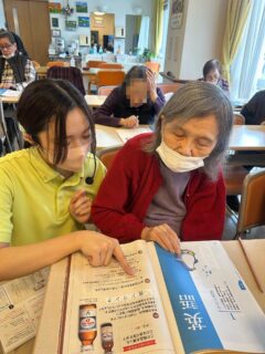 こんにちは✨おとなの学校花園校です🌸
本日の授業は、ニッポンのロングセラー
リポビタンD🥤
飲んだことありますか？仕事前に🙋‍♀️
飲まなくても私は元気よ💪！
と、花園校の生徒様は元気！
11月も後半戦😁まだまだイベント盛りだくさんです！
楽しんでいきましょー♡

#おとなの学校 #おとなの教科書 #おとなの学校花園校 #リポビタンd #ロングセラー